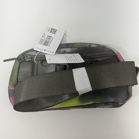 Lululemon everywhere, belt bag, new tie-dye - Picture 4 of 7
